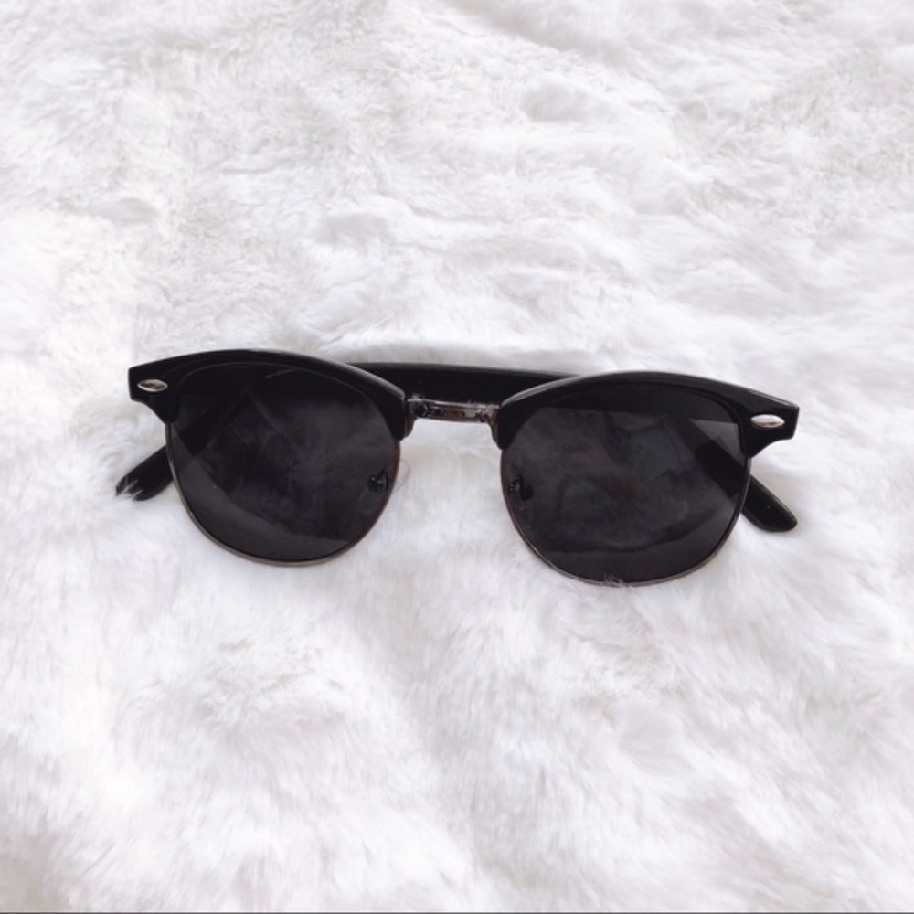 Colby Horn Rimmed Sunglasses - Picture 2 of 16